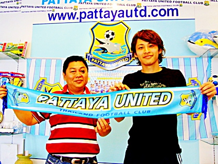 Kesuke Okava, right, is unveiled by Sombat Pinuasiri, the Assistant Manager of Pattaya United FC, to the media at a press conference held on January 14.